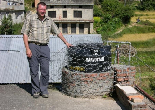 2009_einrichtung_einer_krankenstation_02_fertigstellung_des_waschplatzes.jpg