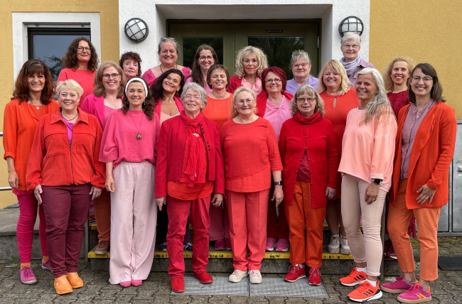 Der ökumenische Frauenchor "Sing mit" gibt seit mehr als 25 Jahren Konzerte zugunsten bedürftiger Kinder und dazu passenden Projekten. Ganz links Chorleiterin Eva-Maria Klöhr, aus deren Feder sämtliche Lieder, die der Chor singt, stammen.